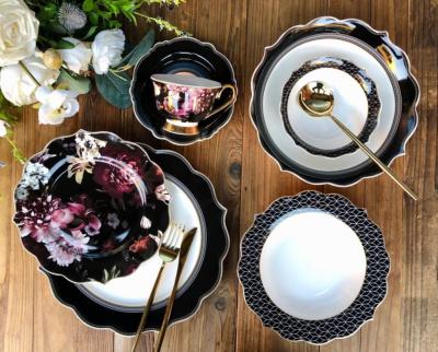 Service de table en porcelaine  37 pièces noir avec motif fleurs bordeaux